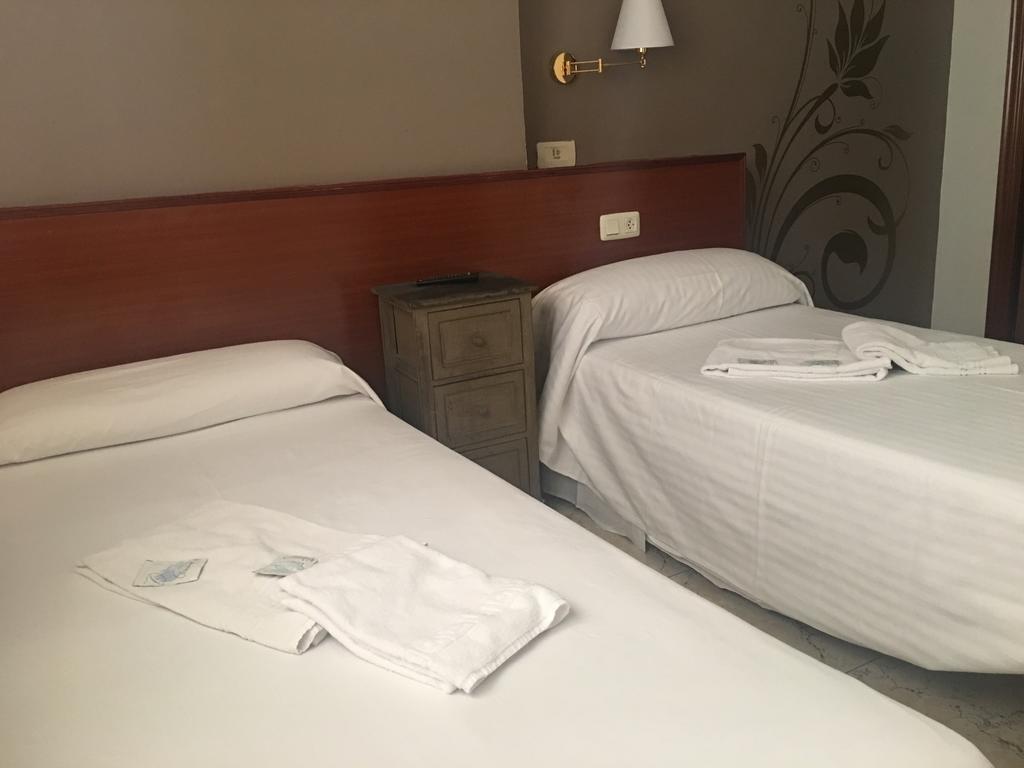 Hostal Jaime I Уэска Экстерьер фото