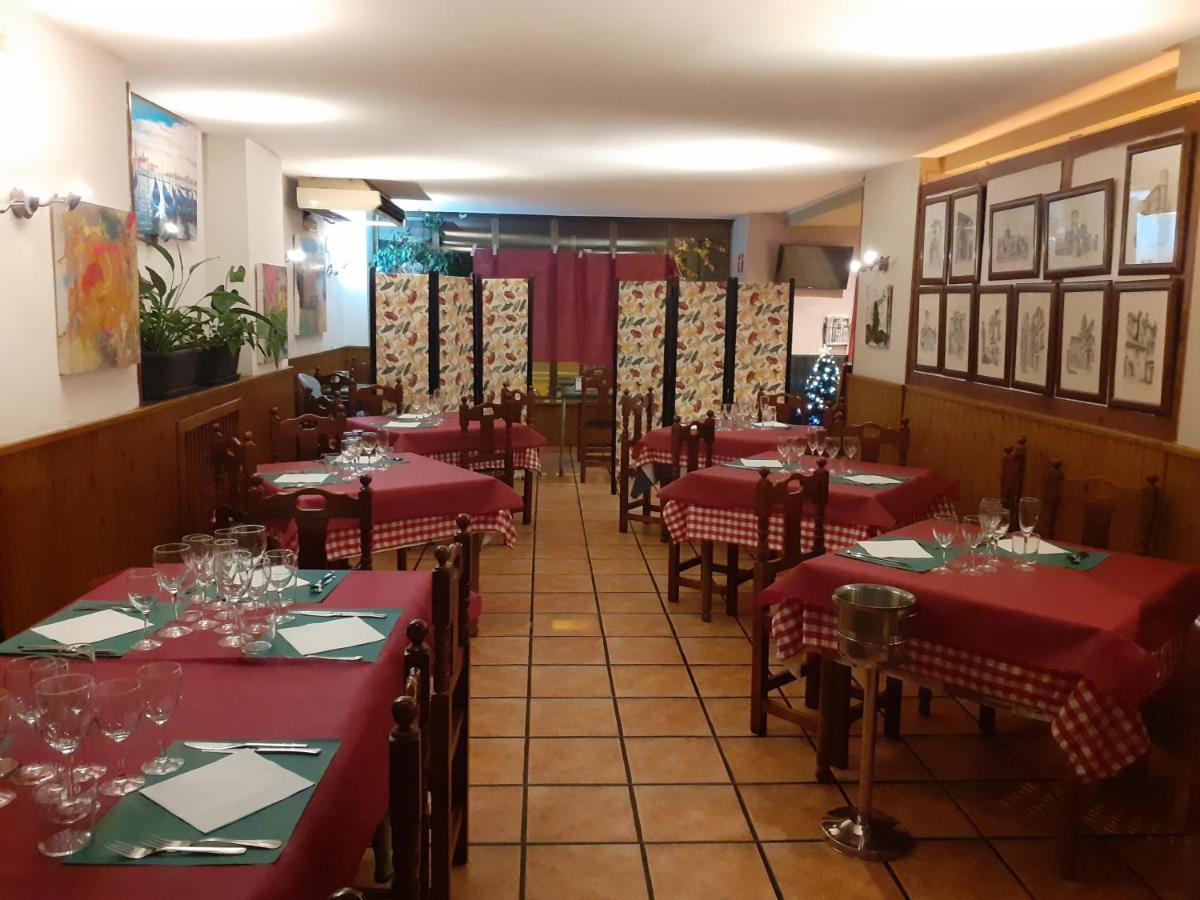 Hostal Jaime I Уэска Экстерьер фото